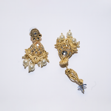 Traditional Gold Tone Kundan Pearl Necklace Set with Matching Earrings